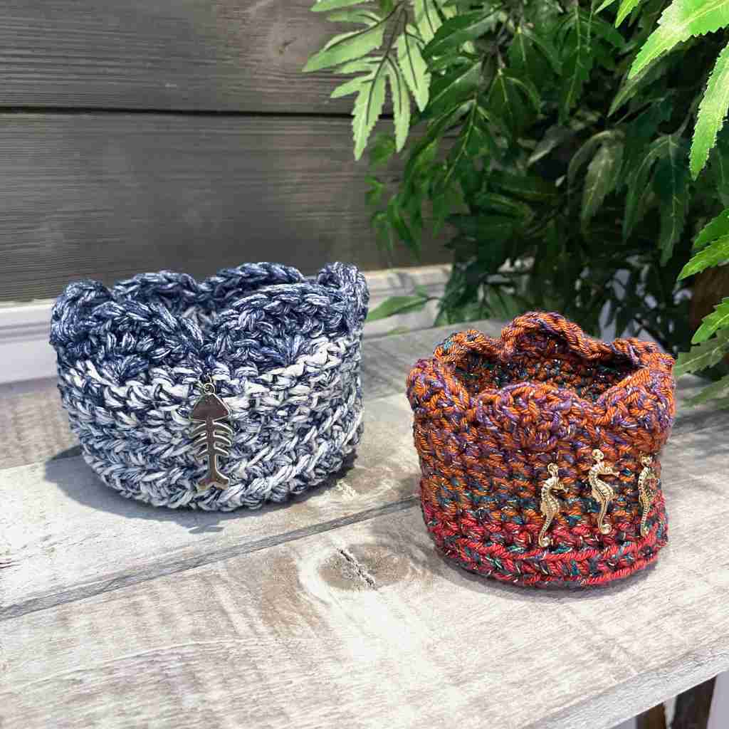 little pots crocheted with yarn and scalloped edge