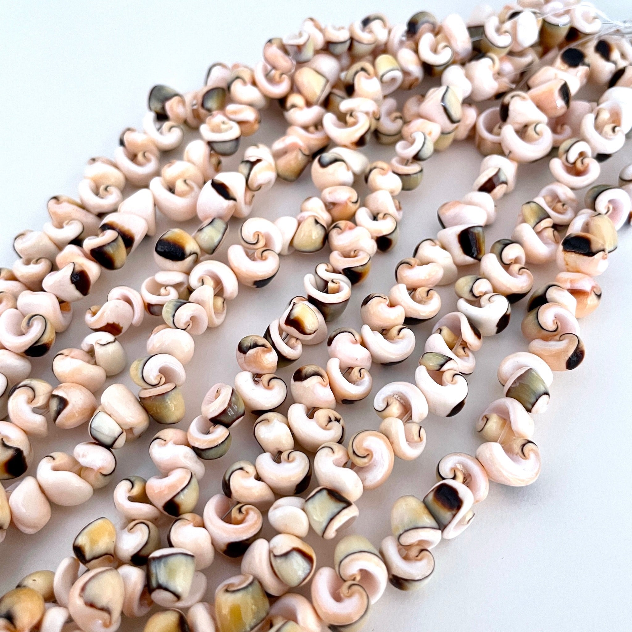 Shell-shaped beaded necklace - Cream/Multicoloured - Ladies | H&M IN
